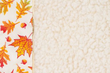 Kırmızı ve turuncu sonbahar mevsimlik mesajınız için bej şerpa malzemesi üzerinde sınır arkaplanı bırakır