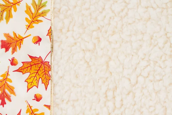 Kırmızı ve turuncu sonbahar mevsimlik mesajınız için bej şerpa malzemesi üzerinde sınır arkaplanı bırakır