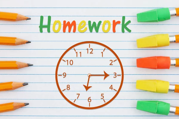 ノートブックの宿題時間メッセージは あなたのメッセージのためのコピースペースと鉛筆で紙を支配 — ストック写真