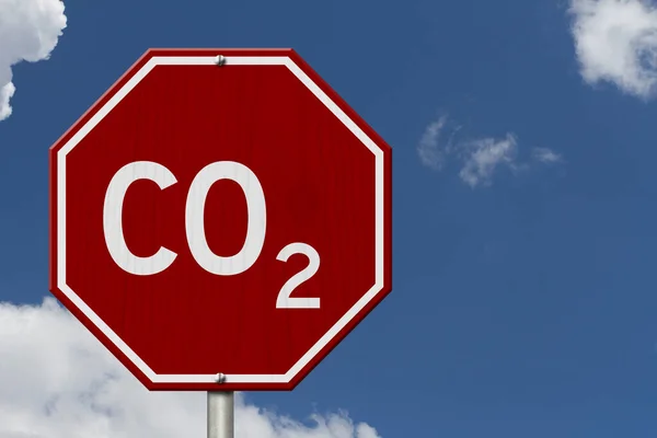Szén Dioxid Piros Stoptábla Útjelzés Kék Égbolttal Környezetvédelmi Üzenethez — Stock Fotó