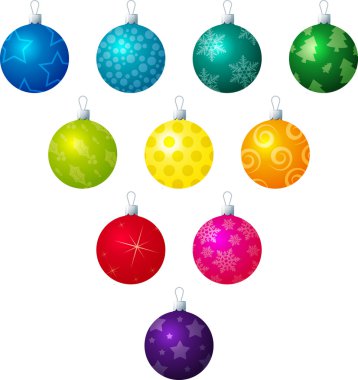 Beyaz arka planda farklı renkte Noel süsleri..