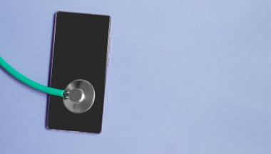 Temiz cep telefonu ekranı. İnsanlar virüs ve mikropları öldürmek için cep telefonu monitörlerini temizleyip dezenfekte ediyorlar.