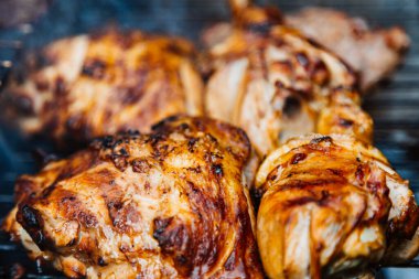 Taze et kebabını şişlerle kapayın.