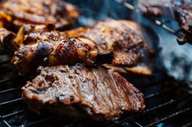 Taze et kebabını şişlerle kapayın.