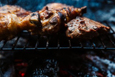 Taze et kebabını şişlerle kapayın.