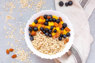 Kahvaltıda sıcak ve sağlıklı vejetaryen yemeği..