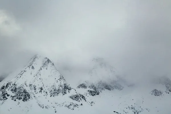 Im Winter auf schneebedeckten Bergen — Stockfoto