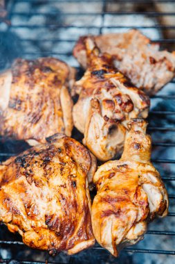 Taze et kebabını şişlerle kapayın.