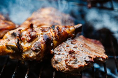 Taze et kebabını şişlerle kapayın.