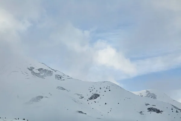 Im Winter auf schneebedeckten Bergen — Stockfoto
