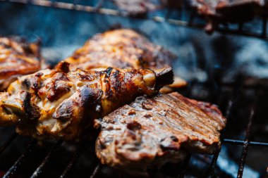 Taze et kebabını şişlerle kapayın.