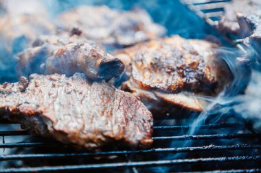 Taze et kebabını şişlerle kapayın.