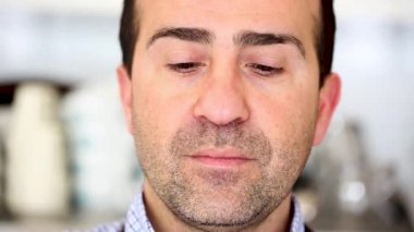 Tıbbi maske takan olgun bir adamın portresini yakından çek.