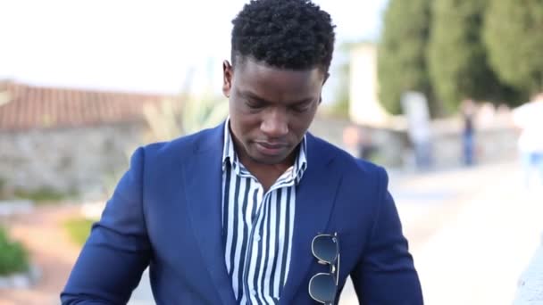 Retrato de jovem gerente masculino africano — Vídeo de Stock