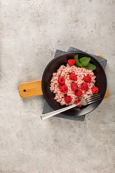 Healthy Food Gray Concrete Background Fresh Raspberries Risotto Delicate Elegant — Φωτογραφία Αρχείου