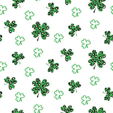 Yonca leoparı yeşil yaprak Aziz Patricks Günü pürüzsüz desen. Beyaz arkaplanda basit yonca yaprakları