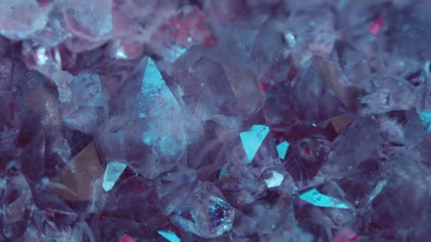 Abstrakt rörlig bakgrund av ametist kristaller — Stockvideo