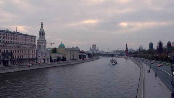 Москва. Кремлівський насип і річка Москва увечері — стокове відео