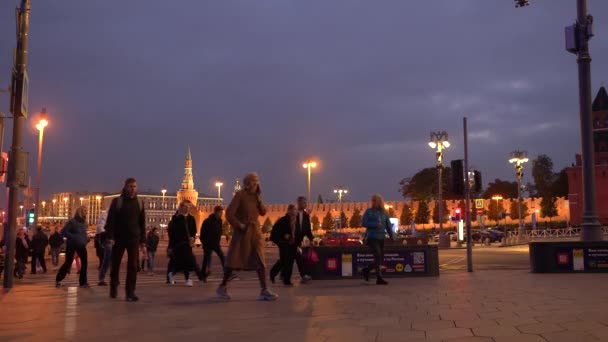 Moscou, Rússia - 2 de outubro de 2021: as pessoas caminham perto da Praça Vermelha em Moscou — Vídeo de Stock
