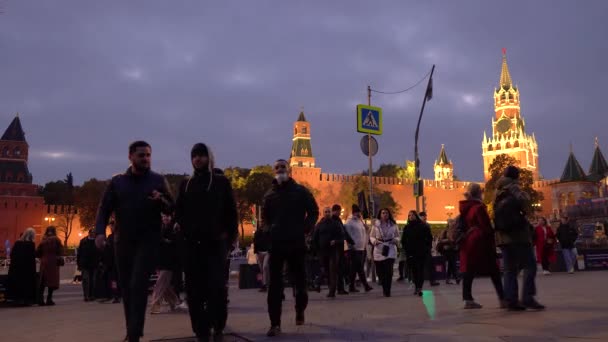 Moscou, Russie - 2 octobre 2021 : Les gens marchent près de la Place Rouge à Moscou — Video