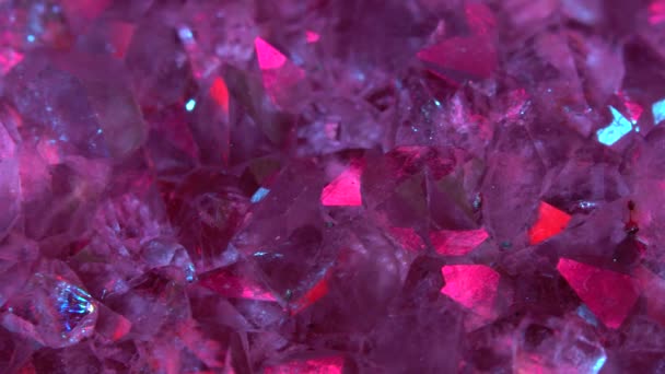 Abstrakt rörlig bakgrund av ametist kristaller — Stockvideo