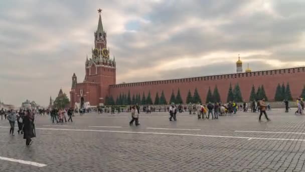 Moskwa, Rosja - 2 października 2021: Ludzie chodzą w pobliżu Placu Czerwonego w Moskwie — Wideo stockowe