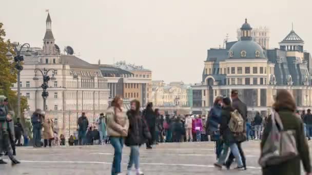 Moscou, Rússia - 2 de outubro de 2021: as pessoas caminham perto da Praça Vermelha em Moscou — Vídeo de Stock