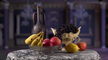 Meyvelerle dolu bir hayat. Siyah üzüm, elma, muz ve limon