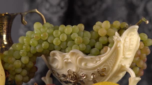 Натюрморт з фруктами. Зелений виноград, яблука, банани і лимон — стокове відео