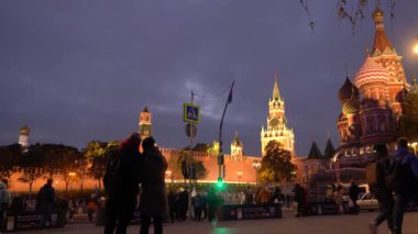 Moskova, Rusya - 2 Ekim 2021: Moskova 'da Kızıl Meydan yakınlarında yürüyen insanlar