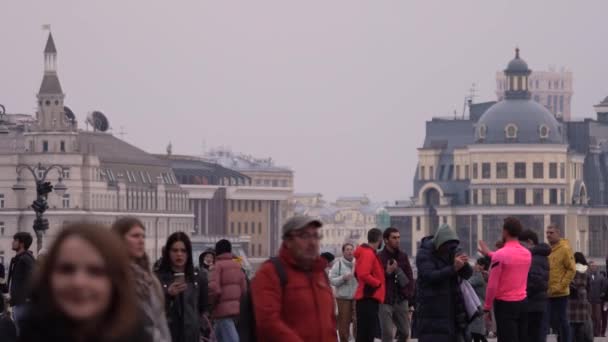 Moscou, Russie - 2 octobre 2021 : Les gens marchent près de la Place Rouge à Moscou — Video