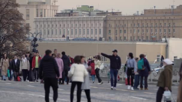 Moscú, Rusia - 13 de octubre de 2021: La gente camina cerca de la Plaza Roja en Moscú — Vídeos de Stock