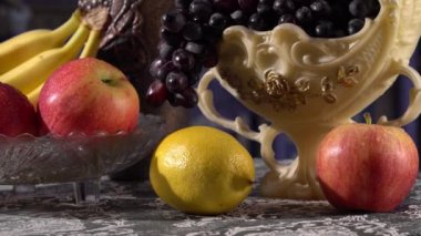 Meyvelerle dolu bir hayat. Siyah üzüm, elma, muz ve limon