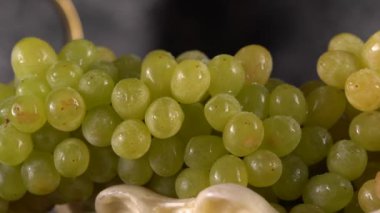Meyvelerle dolu bir hayat. Yeşil üzümler, elmalar, muzlar ve limon