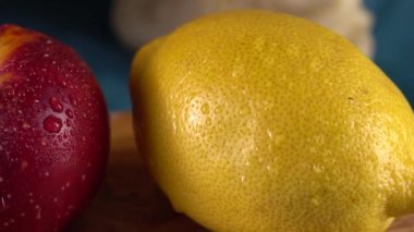 Meyvelerle dolu bir hayat. Yeşil üzümler, elmalar, muzlar ve limon