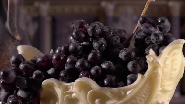 Csendélet gyümölcsökkel. Fekete szőlő, alma, banán és citrom — Stock videók