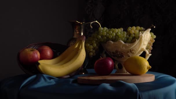 Νεκρή ζωή με φρούτα. Πράσινα σταφύλια, μήλα, μπανάνες και λεμόνι — Αρχείο Βίντεο