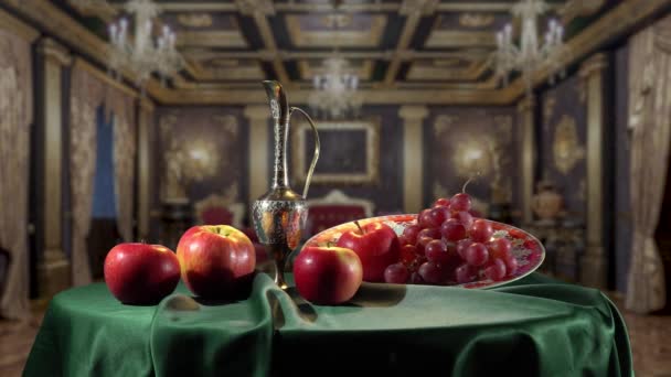 Натюрморт с фруктами и кувшин вина в классическом интерьере — стоковое видео