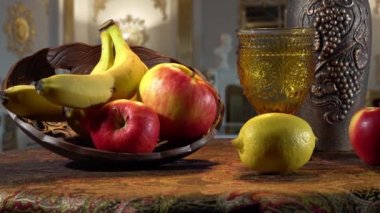 Klasik bir iç mekanda meyve ve bir şişe şarapla sakin bir hayat.