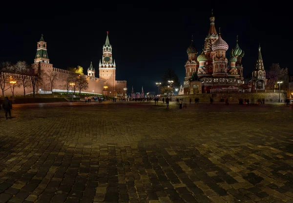 Moscow at night. Spasskaya Tower and St. Basils Cathedral — Stock Photo, Image