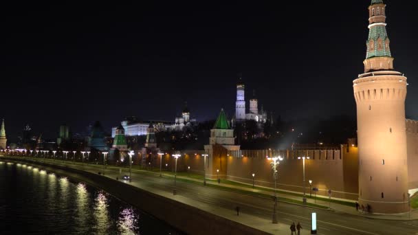 Moskva v noci. Moskevský Kreml a Kreml nábřeží — Stock video