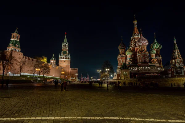 Moskou 's nachts. Spasskaya Tower en St. Basils kathedraal — Stockfoto