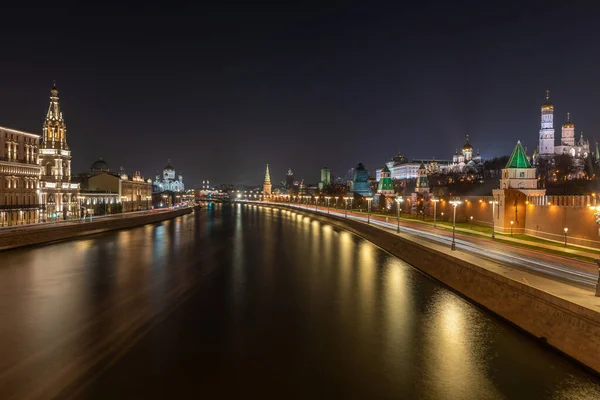 Moskau in der Nacht. Moskauer Kreml und Kremlmauer — Stockfoto