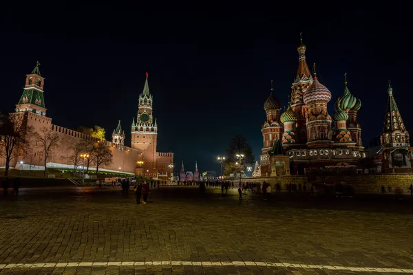 Moscow at night. Spasskaya Tower and St. Basils Cathedral — Stock Photo, Image
