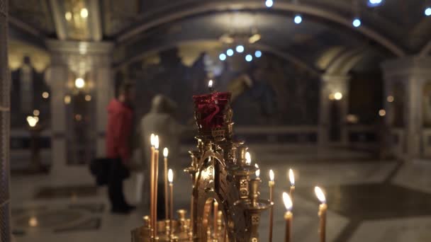 Velas queimando na Igreja Ortodoxa — Vídeo de Stock