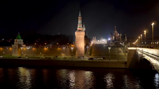 Moskva v noci. Moskevský Kreml a Kreml nábřeží — Stock video