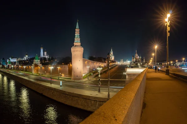 Москва ночью. Московский Кремль и Кремлевская набережная — стоковое фото