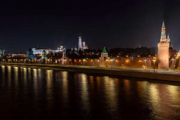 Москва ночью. Московский Кремль и Кремлевская набережная — стоковое фото
