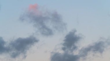 Bulutlar gökyüzünde hızlı hareket ediyor. Zaman Uygulaması