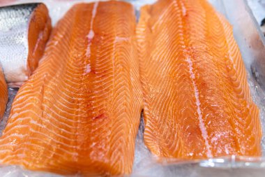Süpermarkette buzlu taze somon filetosu.